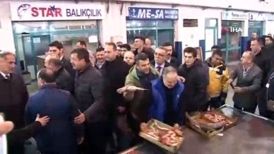 balikci esnafi -  Dışişleri Bakanı Çavuşoğlu: “Nihat Zeybekçi, İzmir’i bir dünya kenti yapacaktır”  Videosu