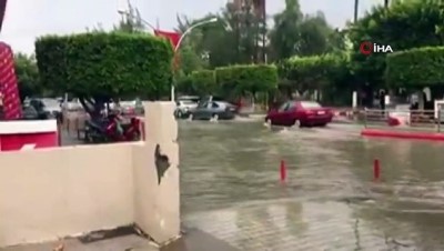 siddetli yagis -  Göle dönen caddede botla gezdi... O anlar kamerada  Videosu