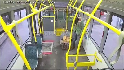 halk otobusu -  Otobüste unuttuğu parası bulununca secde etti  Videosu