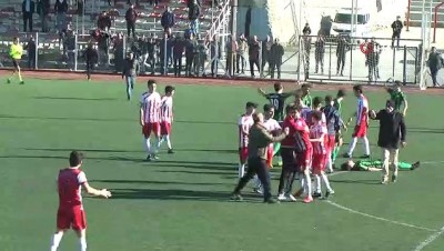 kirmizi kart - Şampiyonun belirleneceği maçta saha karıştı Videosu