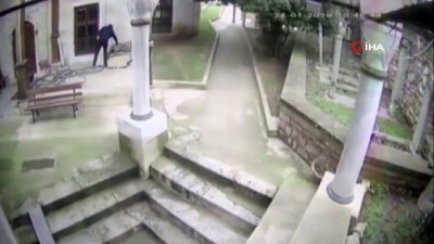 adli kontrol -  Vakıf bahçesinden kurşun levha çalan hırsız kamerada  Videosu