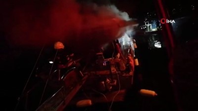 demirli -  8 metrelik ahşap yat alev alev yandı  Videosu