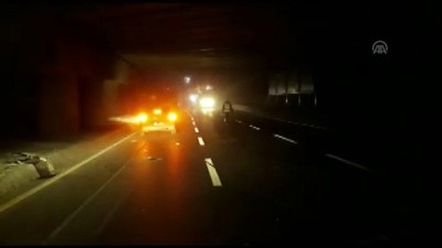 kirkoy - Bakırköy’de tırdaki konteyner yola devrildi  Videosu