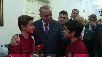  Cumhurbaşkanı Erdoğan, öğrencilerin projelerini inceledi