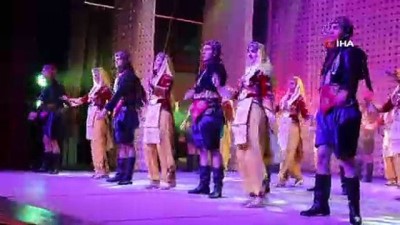  Devlet Halk Dansları Topluluğu’nun dans gösterisi büyük beğeni topladı 