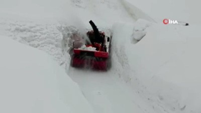 karayollari -  - Kar yolları kapattı, iş makineleri açmaya çalışıyor  Videosu