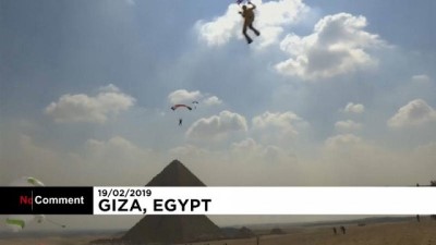 piramitler - Paraşüt tutkunları Mısır piramitleri manzarasına karşı iniş yaptı  Videosu