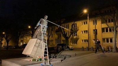 rahip - Polonya: Kilisede çocuk istismarını protesto için rahip heykelini söktüler Videosu