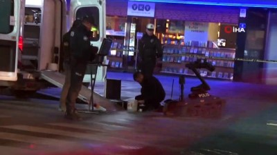 bomba imha robotu -  Şüpheli çanta, 15 Temmuz Kızılay Milli İrade Meydanında hareketli dakikalar yaşattı Videosu