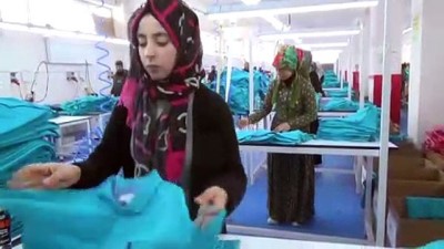 tekstil fabrikasi - Devlet desteğiyle kurduğu işletmede 240 kişi çalışıyor - MUŞ Videosu