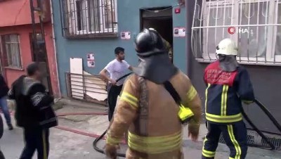 dar sokaklar -  İtfaiye ekiplerinin dar sokaklarda geçiş mücadelesi Videosu