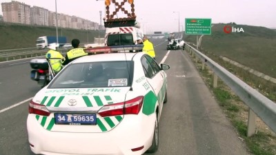 ikitelli -  Kazada aracın içinde sıkışan sürücüyü kurtarmak için seferber oldular  Videosu
