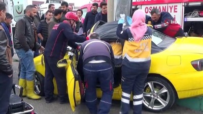 elektrik diregi -  Kontrolden çıkan lüks otomobil direğe çarptı Videosu