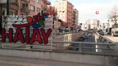 yolcu otobusu -  Otobüsü arızalanan muavin alt geçit trafiğini kitledi  Videosu