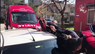 mahsur kaldi -  Otomobilde mahsur kalan bebeği itfaiye kurtardı  Videosu