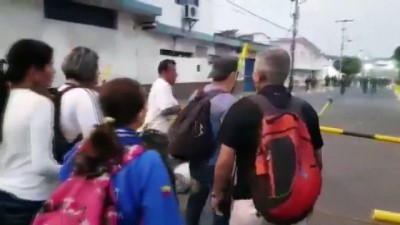 tarafsiz bolge -  - Başkan Maduro, Ülkeye Yapılan İnsani Yardımları Engelliyor
- Venezuela'ya İnsani Yardım Sokulamıyor
- John Bolton Güney Kore Gezisini Erteledi
- ABD: 'Cezasız Kalmayacak'
- Venezuelalı 4 Ulusal Muhafız Kaçtı Videosu