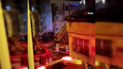  Eyüpsultan’da 4 katlı binanın çatısı alev alev yandı 