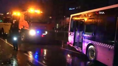  Fatih’te özel halk otobüsü kaza yaptı 