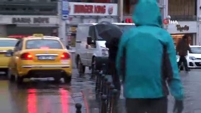  İstanbul’da etkili olan fırtına ve yağış vatandaşa zor anlar yaşattı 