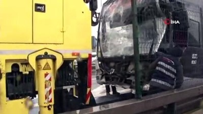 metrobus kazasi -  İstanbul Haramidere'de metrobüs kazası yaşandı  Videosu