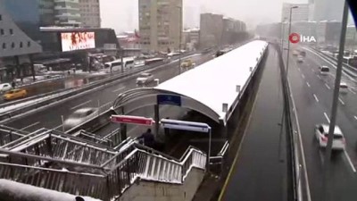 kar yagisi -  Belediye ekipleri beyaza bürünen İstanbul'da vatandaşların trafikte sorun yaşamaması için çalışmaya devam ediyor  Videosu