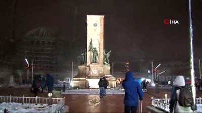  Taksim Meydanı’nda kar yağışı devam ediyor