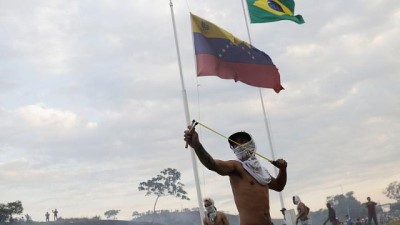 muhalifler - Venezuela Kolombiya sınırında yardım tırları ateşe verildi Videosu