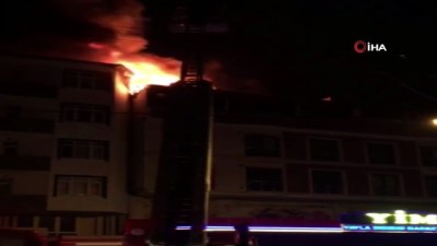  4 katlı binanın çatısı alev alev yandı 