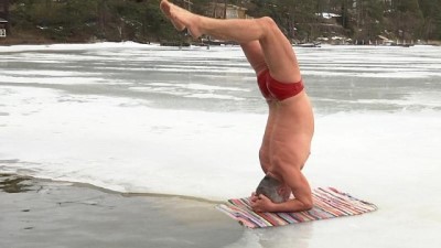 yoga hocasi - Finlandiya'da buz üzerinde Ashtanga yogası  Videosu