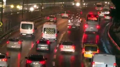 metrobus duraklari -  İstanbul’da işe giden vatandaşlar trafikte zor anlar yaşadı  Videosu