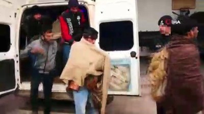 gocmen operasyonu -  Van'da kaçak göçmen operasyonu...15 kişilik minibüsten 44 kaçak göçmen çıktı  Videosu