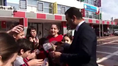  Beşiktaş Belediye Başkan Adayı Toper, okul okul gezip, öğrencilere kedi ve köpek maması dağıttı 