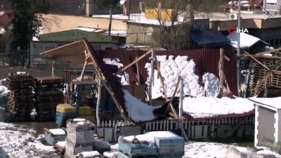  Beykoz’da iş yeri deposunun çatısı, üzerindeki karın ağırlığına dayanamayıp çöktü 
