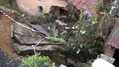  Beykoz Rüzgarlıbahçe'de yol evin üzerine çöktü. Evin boş olması faciayı önledi