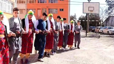 beden egitimi - Duymadıkları ritme ayak uyduruyorlar - DİYARBAKIR  Videosu