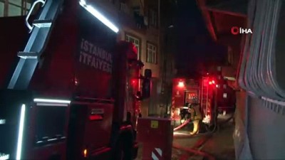  Gaziosmanpaşa’da korkutan çatı yangını