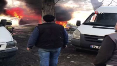  Göztepe'de iki hurda araç alev alev yandı 