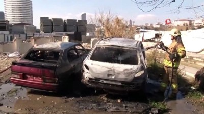  Göztepe'de iki hurda araç alev alev yandı 