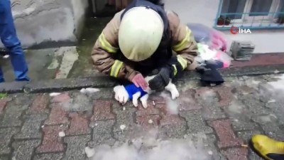  İtfaiyeciden köpeğe kalp masajı ve suni teneffüs 
