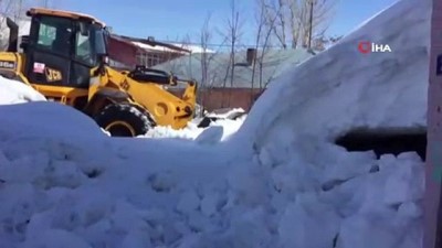 kar yagisi -  Kara gömülen ev, kürekle temizlenemeyince devreye kepçe girdi  Videosu