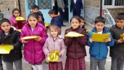 okul bahcesi -  Kayseri’den Ağrı’daki kardeş ilkokuluna hediye gönderdiler  Videosu