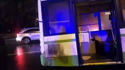  - Rusya'da Elektrik Direğine Çarpan Otobüs Ortadan İkiye Ayrıldı 