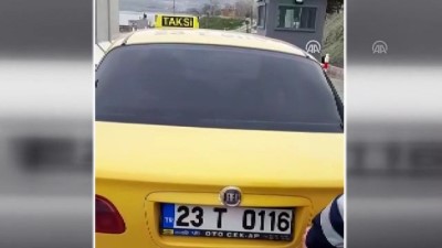 Taksinin bagajında düzensiz göçmen yakalandı - ELAZIĞ