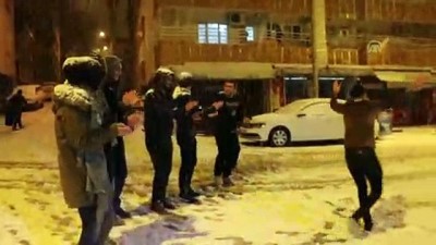 karli hava - Gençler kar yağışını halay çekerek kutladı - SİİRT  Videosu