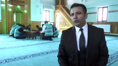 cami imami - Hem cami temizliyor hem Kur'an öğreniyorlar - SİVAS  Videosu