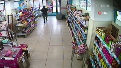 siyer -  Kadın müşteriden soyguncuya çekpaslı müdahale... O anlar kamerada  Videosu