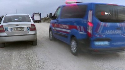 karahisar -  Ön koltukta oturan iki kişiyi vurarak kaçtı  Videosu