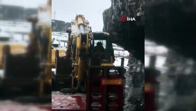 kisla -  Tır tek şeritli yolu kapattı, araçlar ilçeye giremedi Videosu