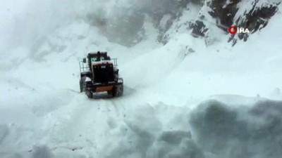  112 ekipleri kar ve tipi nedeniyle mahsur kaldı