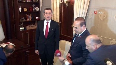  Bakan Selçuk’a “bozkurt” hediyesi 